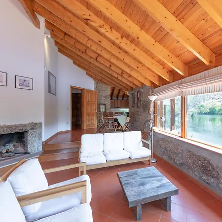 Holiday home Mansion In Dao Valley By River Treixedo